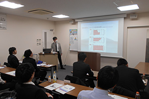 運行管理者及び運行管理補助者の社内研修を年3回実施し、安全運行に対する意識向上を図る