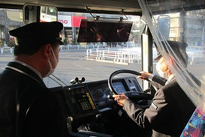 経験3年未満の運転士（コミュニティバス専属運転士含む）に対して、毎年、実車を用いた回送教習を各営業所で実施