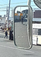 歩行者、二輪車(自転車、バイク、電動キックボード等)への安全距離の確保