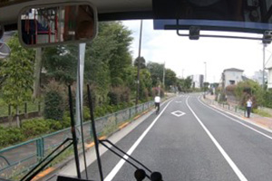 自転車等の側方を通過する際は1.5ｍ以上の間隔を確保すると共に無理な追い越しはしない